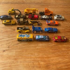 😎4/20$ Bundle of 18 assorted matchbox cars